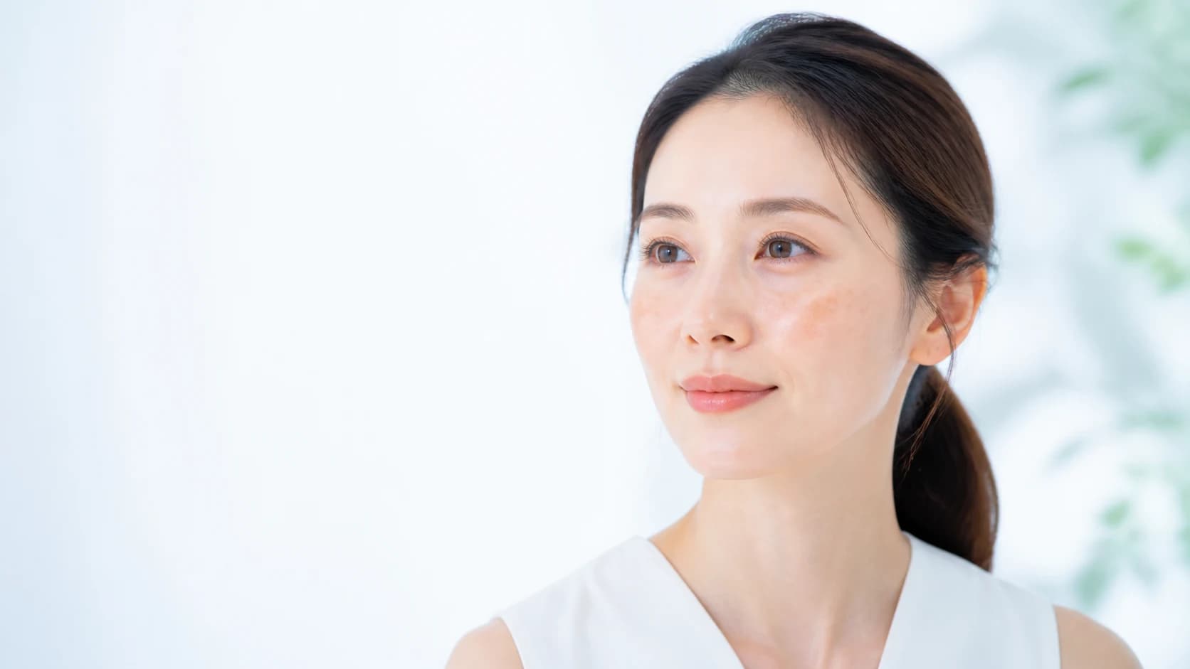 양쪽 볼의 옅은 갈색 색소 분포를 절제되게 표현한 기미 의료 에디토리얼 이미지