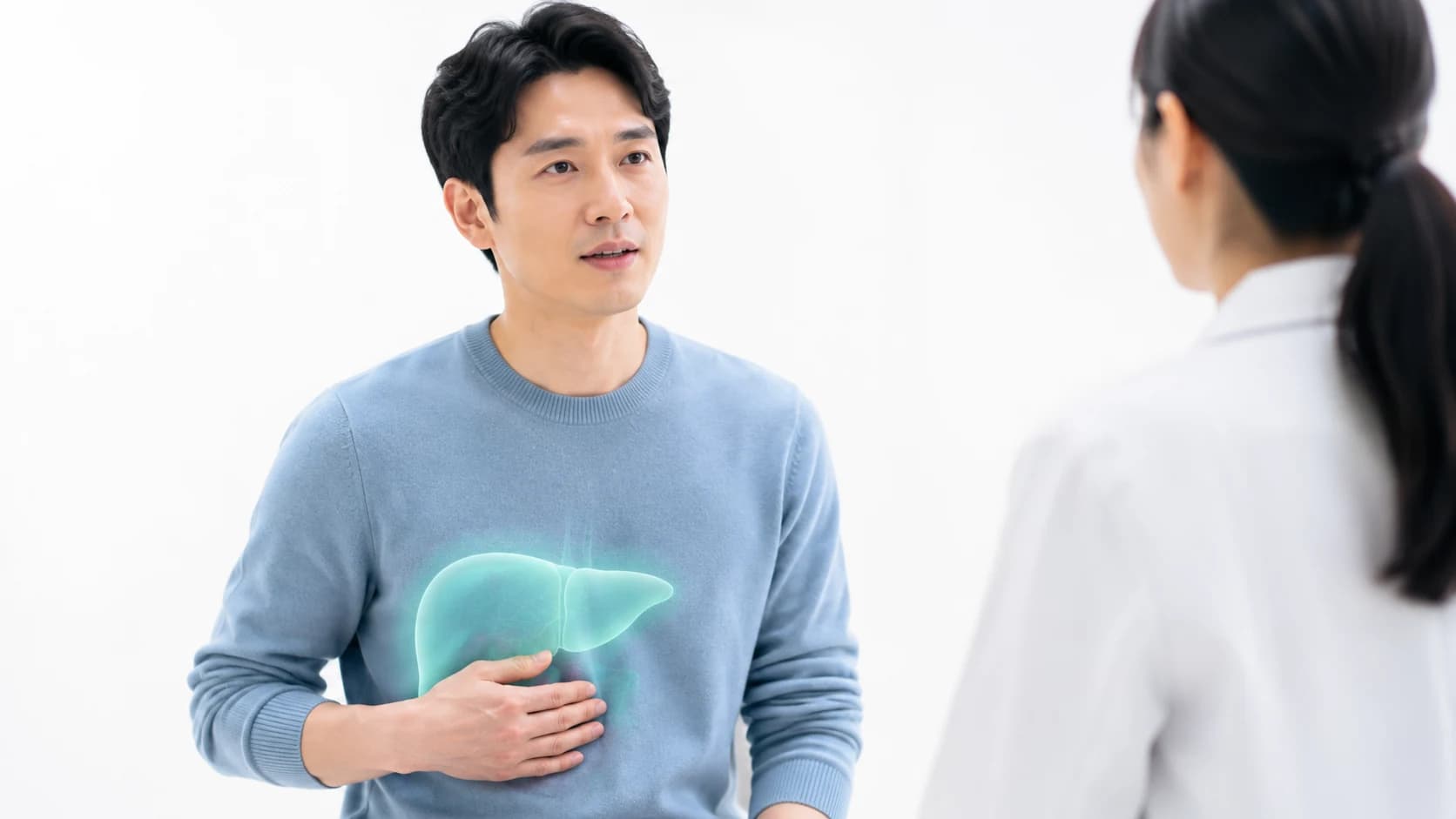진료 상담 중 오른쪽 윗배에 손을 대고 간 위치를 투명한 오버레이로 확인하는 의료 에디토리얼 이미지