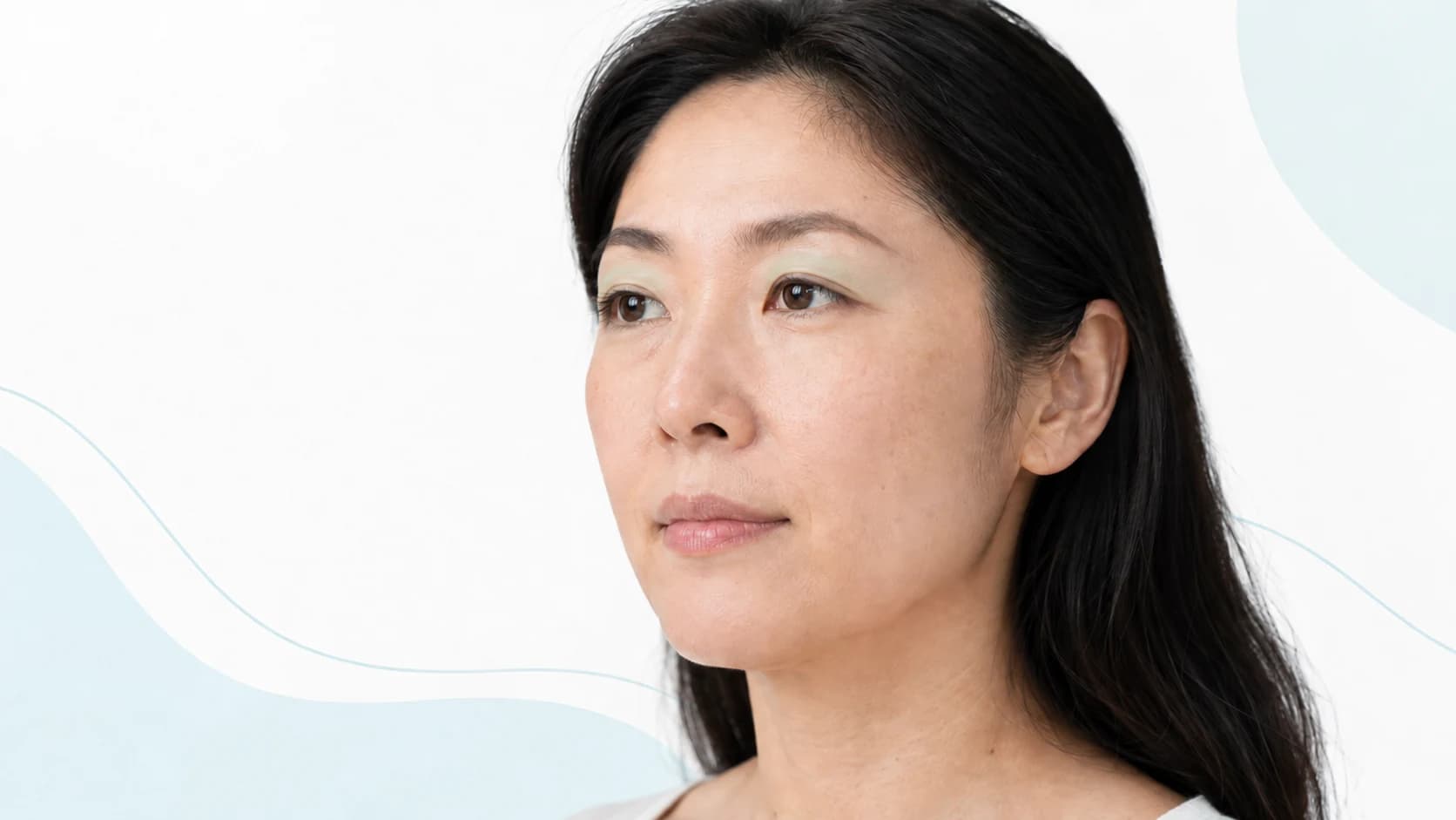자연스러운 표정의 성인 얼굴에서 윗눈꺼풀과 눈썹 부위를 부드러운 민트 음영으로 보여주는 의료 에디토리얼 이미지